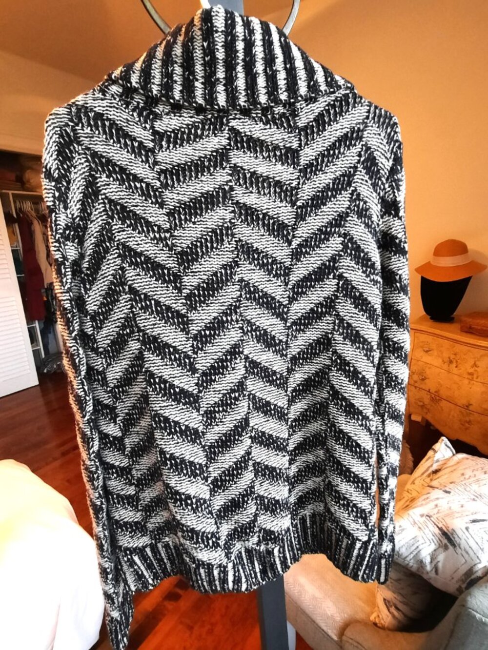 Forever 21 Black & White Chevron Knit Moto-Style Jacket - Picture 6 of 8